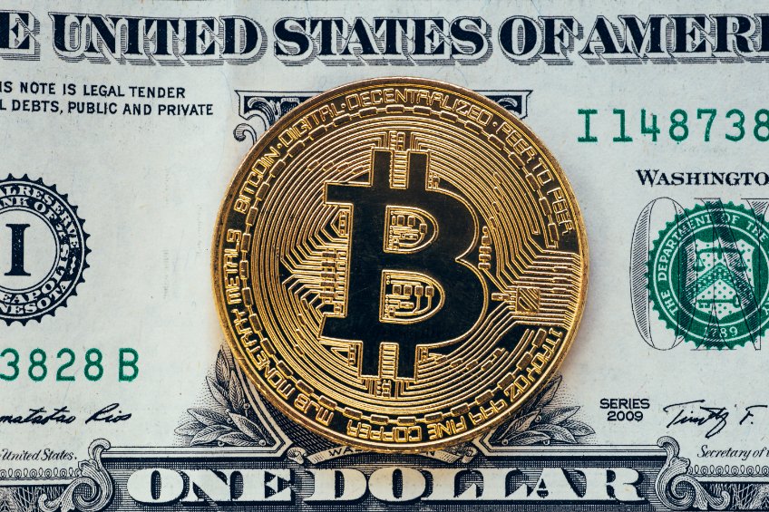 Bitcoin moves the cryptocurrency market. Its dependency on the US dollar increased.