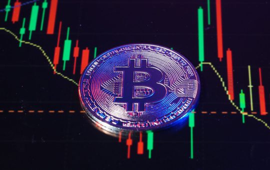 Bitcoin Holds Steady While Major Altcoins SUI and PEPE Plunge